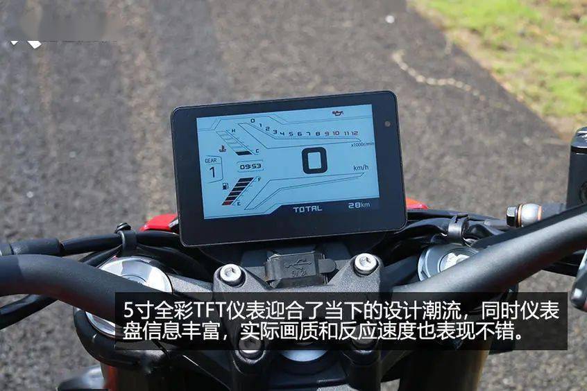 两侧手把的按键质感不错,左侧手把带有原厂双闪控制按键,仪表盘的控制