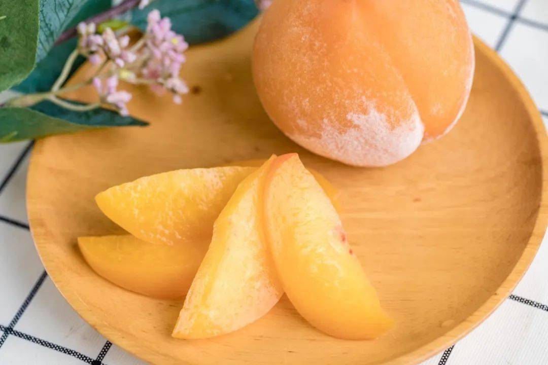 黄桃自带嚼劲的口感,冰冻过后比普通桃子多了点微酸,桃气十足.