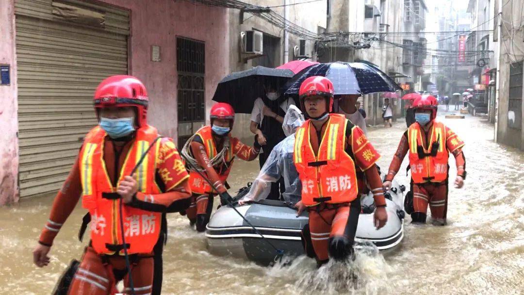 抗洪一线消防员的这些瞬间 让人泪目