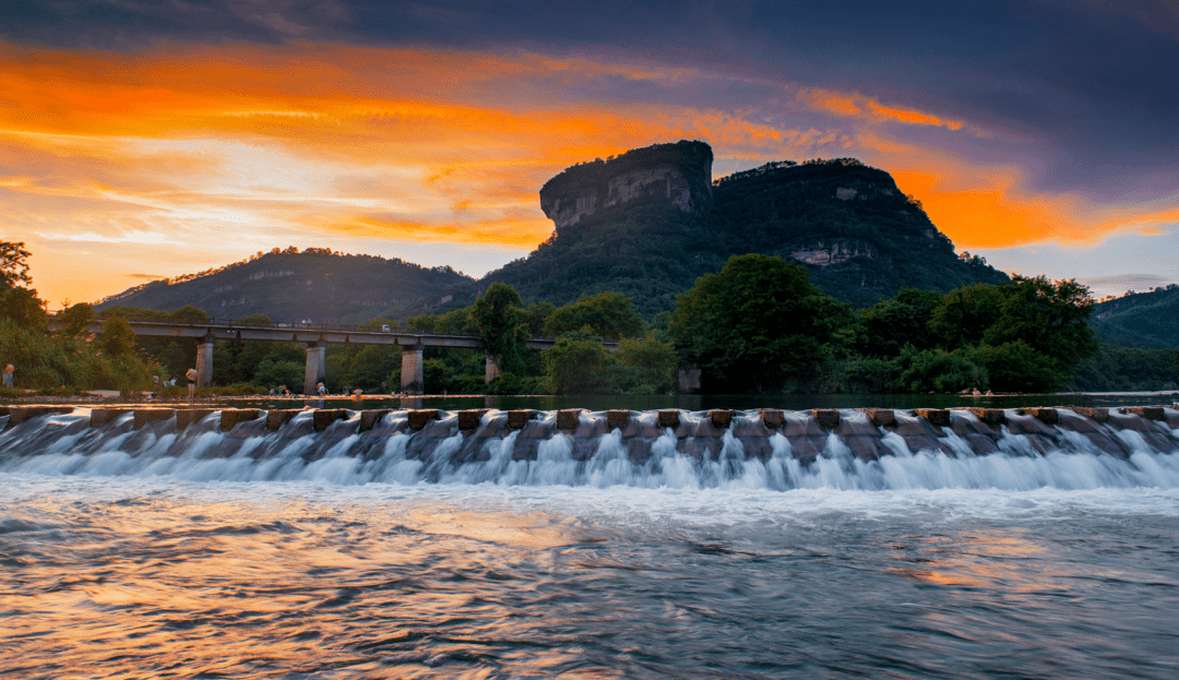 水潺,一抹画天光,水色,一檠舟风波浩淼,溪水明净如鉴引人去探武夷山