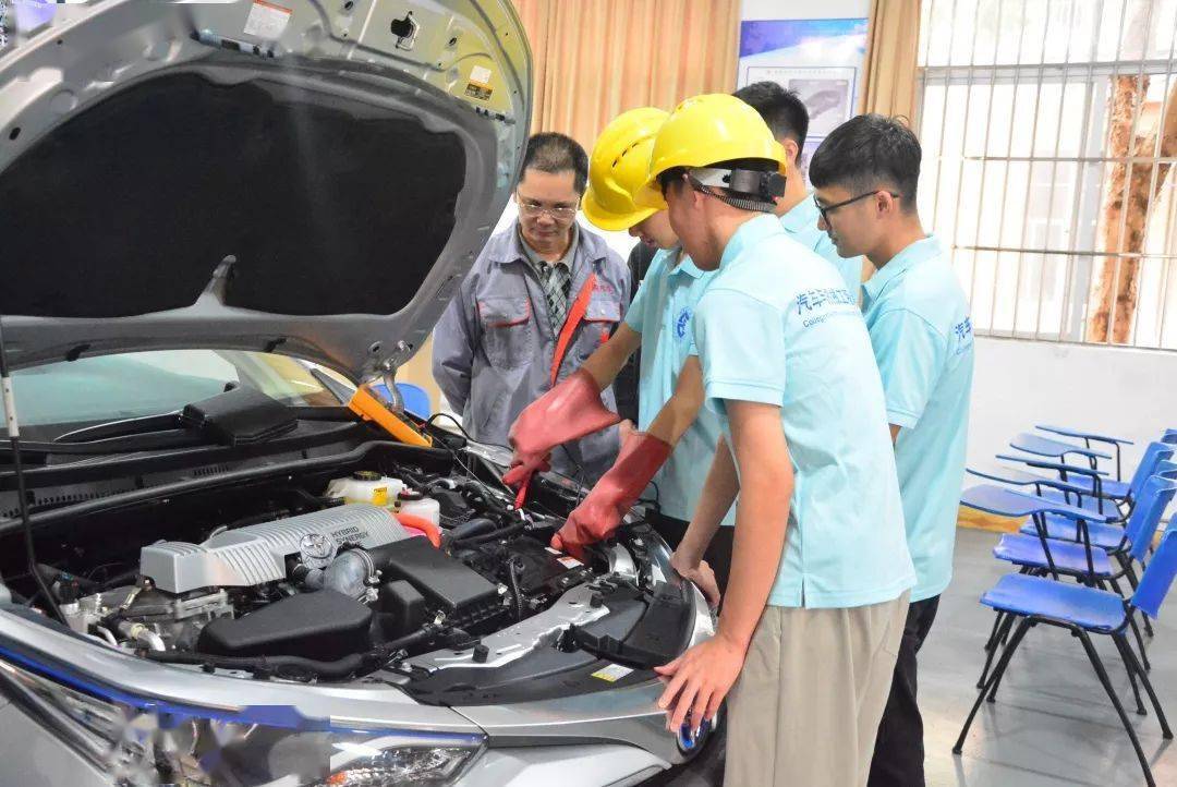 動汽車構造維修和汽車機電維修的專業理論等知識和較強的汽車機械維修