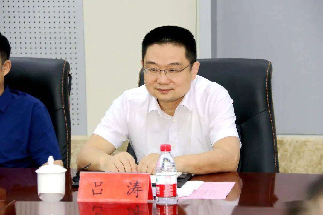 在济南警备区,吕涛与济南警备区司令员徐守华就推进双拥工作进行了