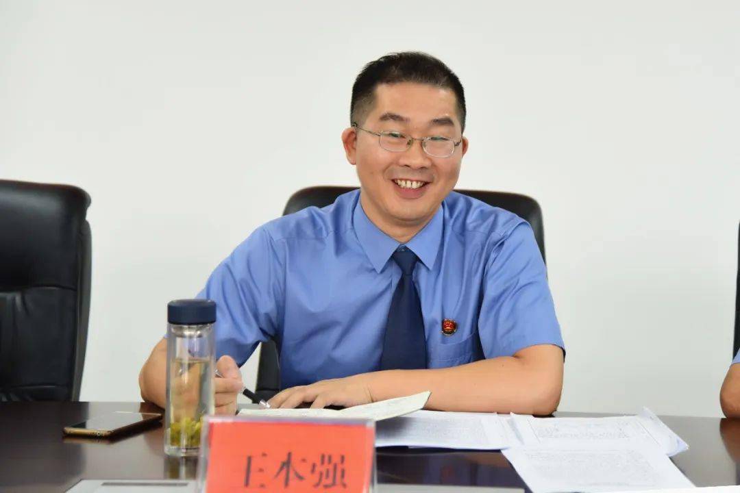 王本强表示,律师与检察官一样,都是社会主义法治的建设者,奉献者.