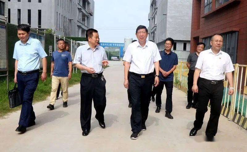 栗社臣,张合良,刘磊在漯河市第一中专新校区察看