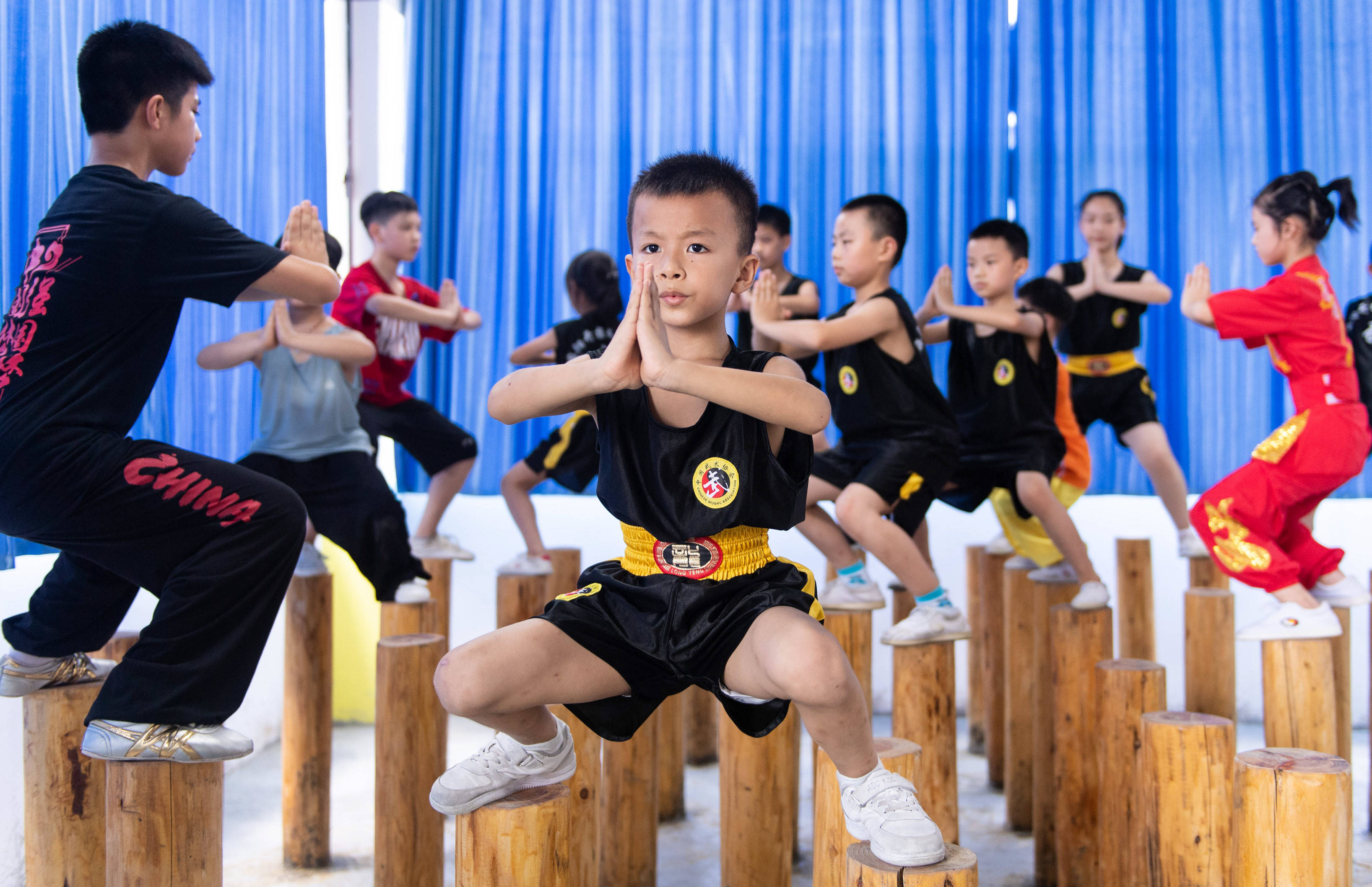 7月29日,学生滕德海(前中)在麻阳开扬文武学校练习武术.