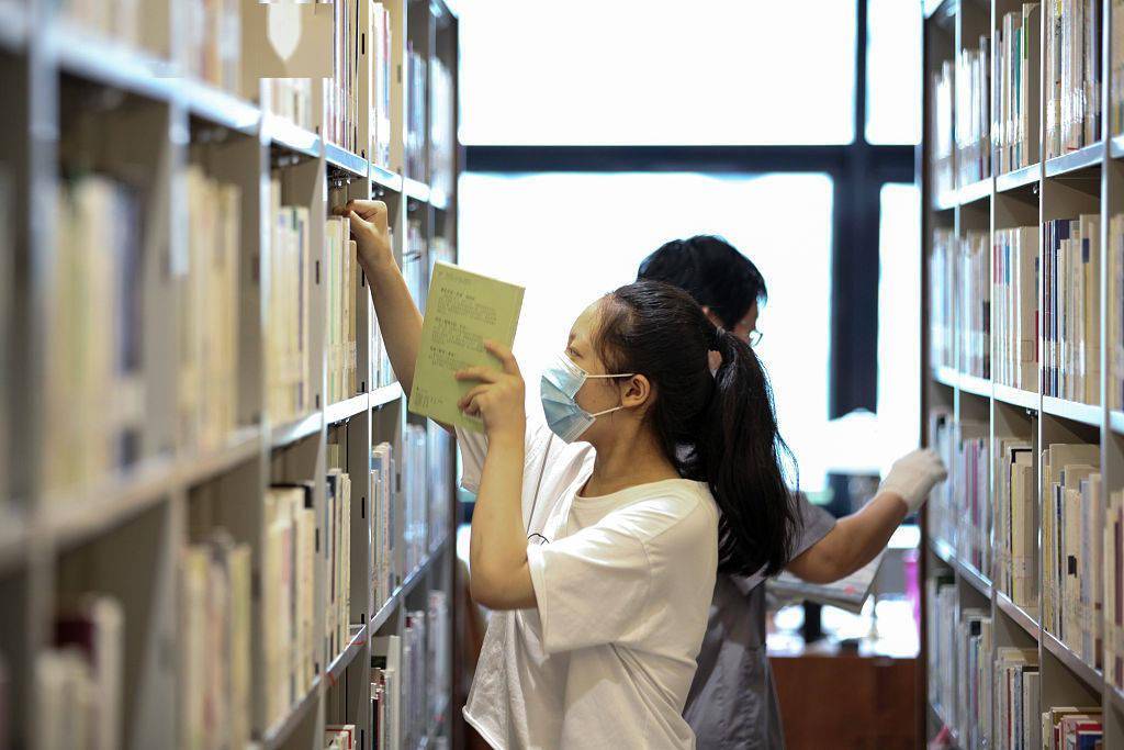 当日太原图书馆延时开放,中午不闭馆,自习室延长至21时关闭,预约仁