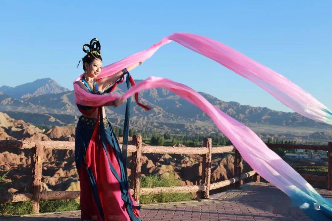 张掖七彩丹霞空中百具热气球地上飞天小姐姐翩翩起舞