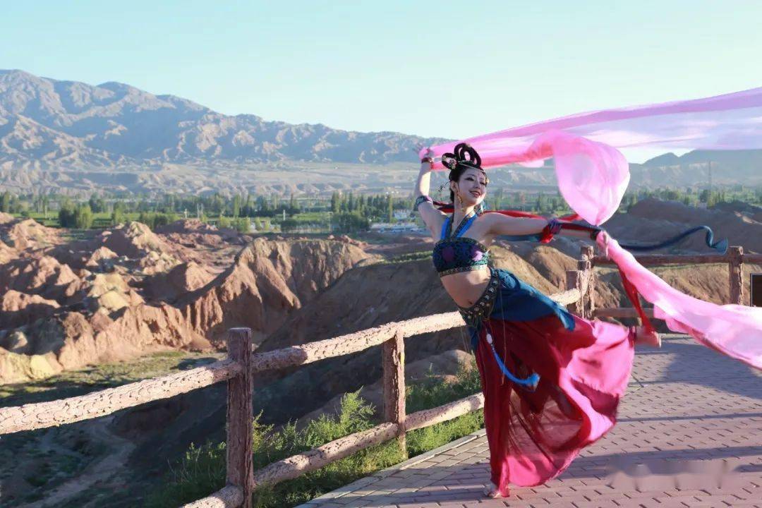 张掖七彩丹霞空中百具热气球地上飞天小姐姐翩翩起舞