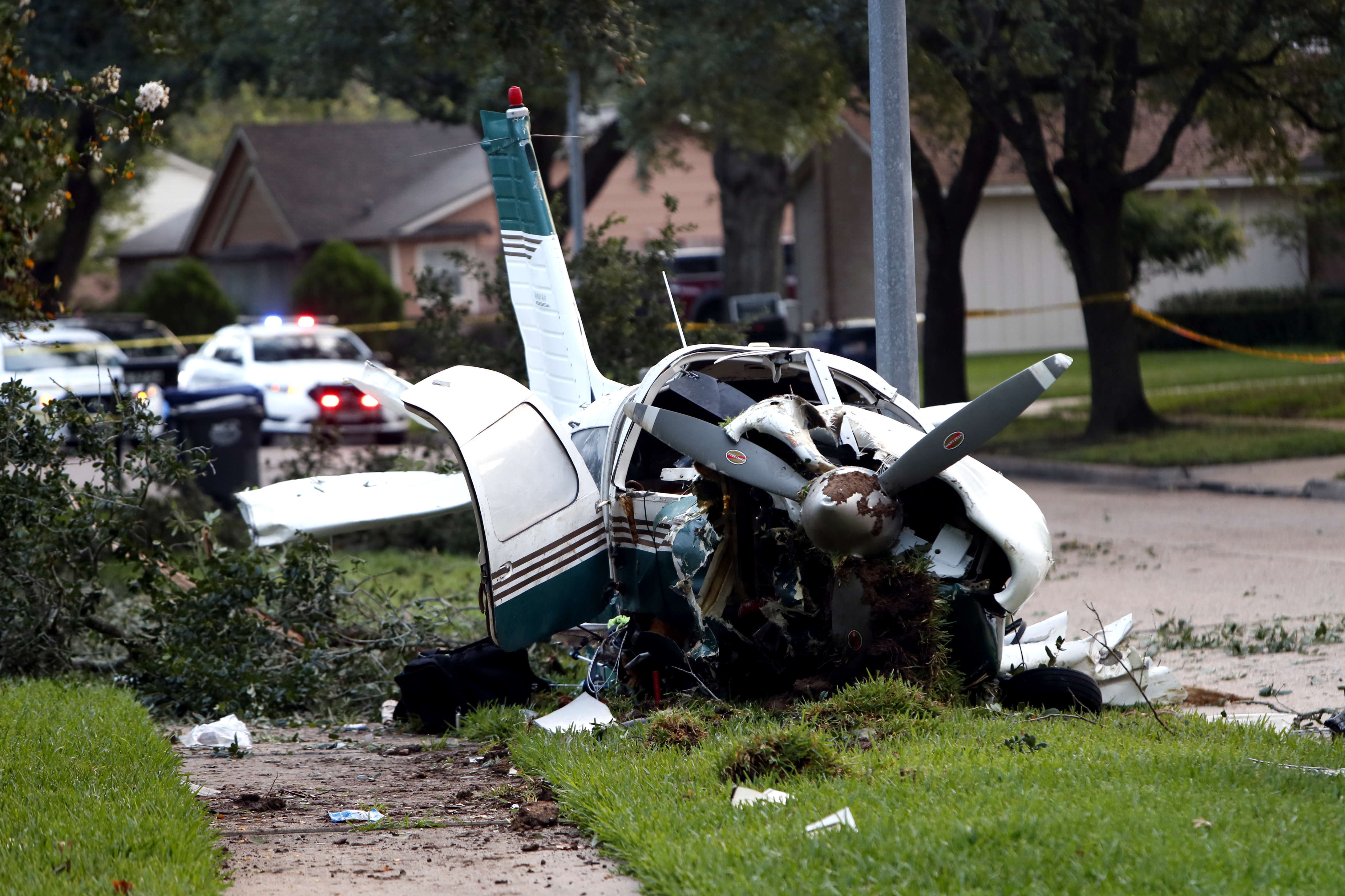 一架小型飞机在美国休斯敦地区坠毁