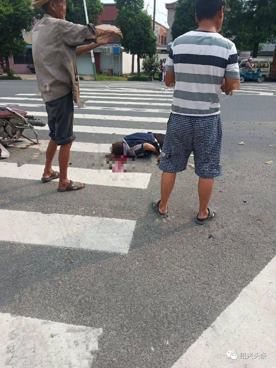 攪拌車與電動車相撞!一女子趴在地上,腦袋大出血!