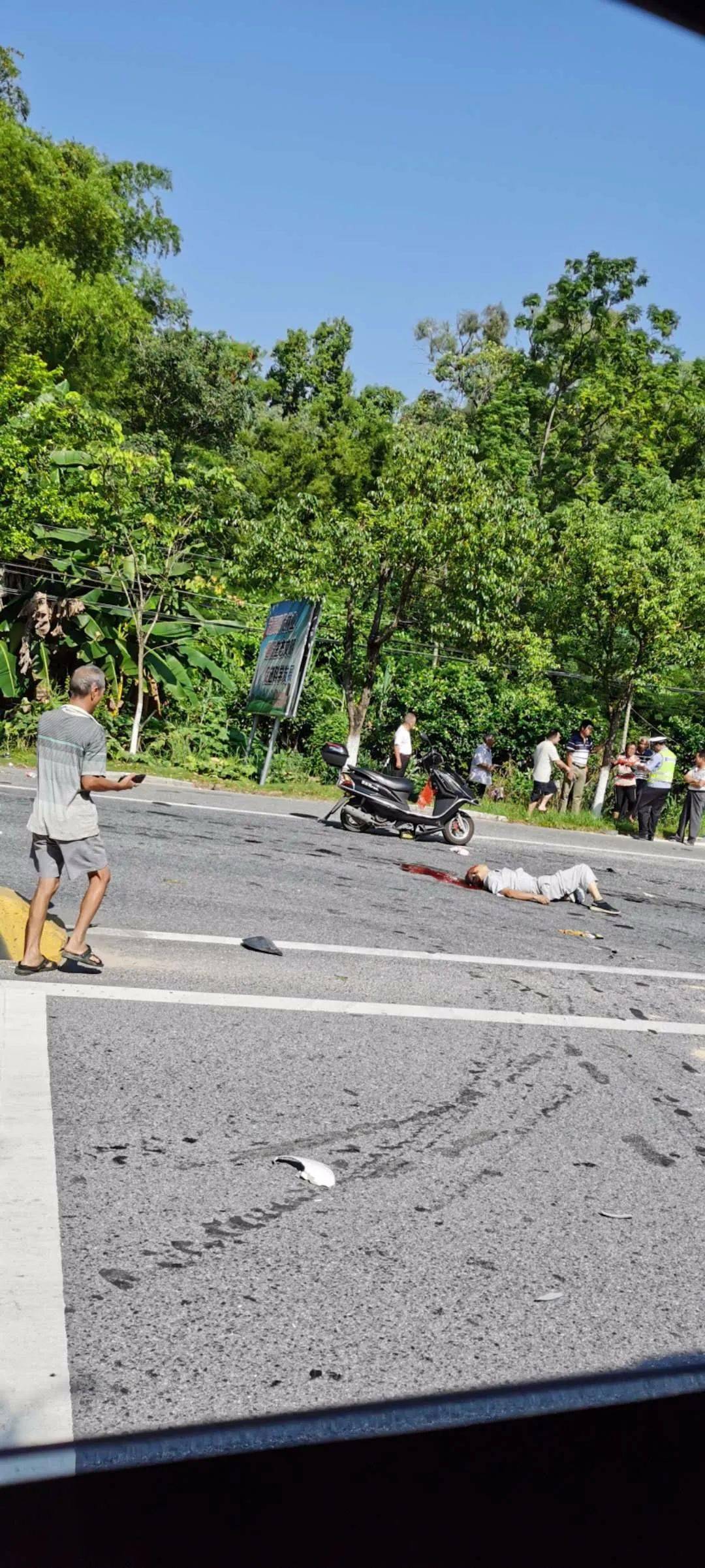 五华一男子遭遇车祸:头部流血.