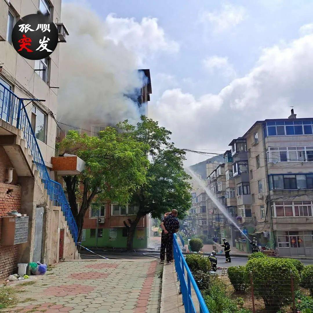 突发!旅顺一居民楼起火,现场浓烟滚滚!