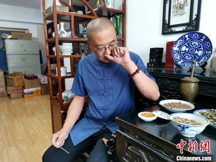 济南市非物质文化遗产喜面鼻烟制作技艺代表性传承人王昱在展示鼻烟