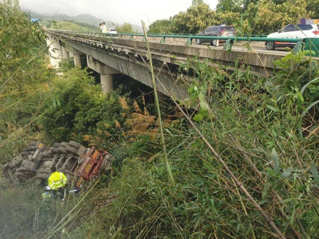 六武高速金寨段一大货车翻车现场情况是