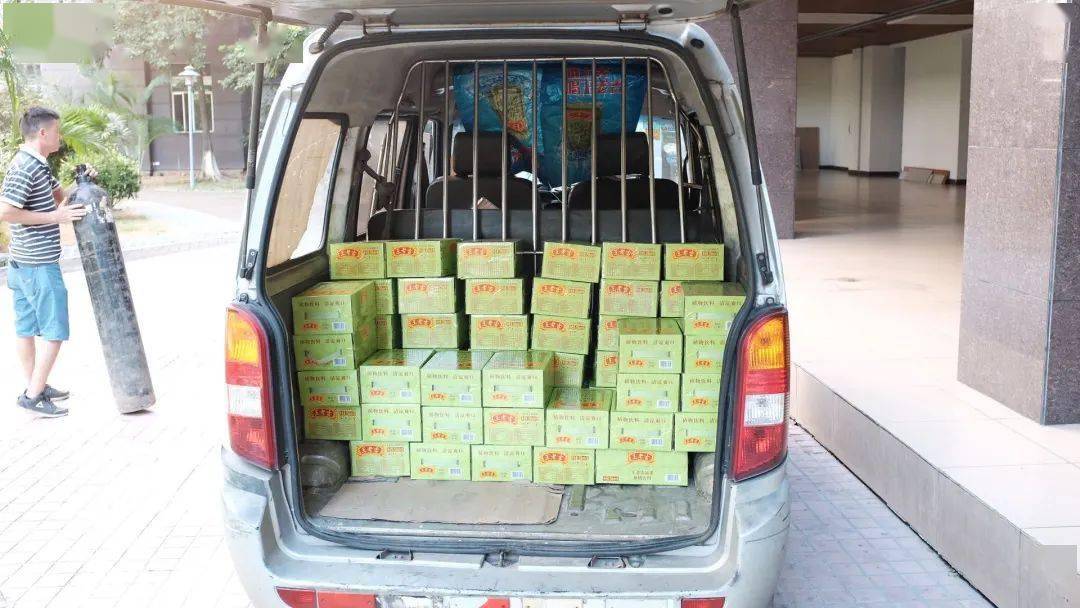 2020年7月29日上午9点30分,绿盒王老吉携手万佳汇连锁超市"关爱烈日下