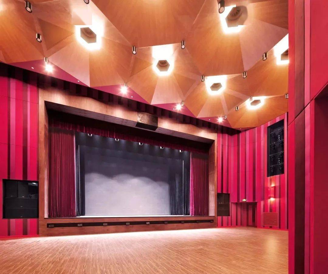 "红匣子"采取传统的镜框式舞台,最远观剧距离不过10米,观众席无起坡