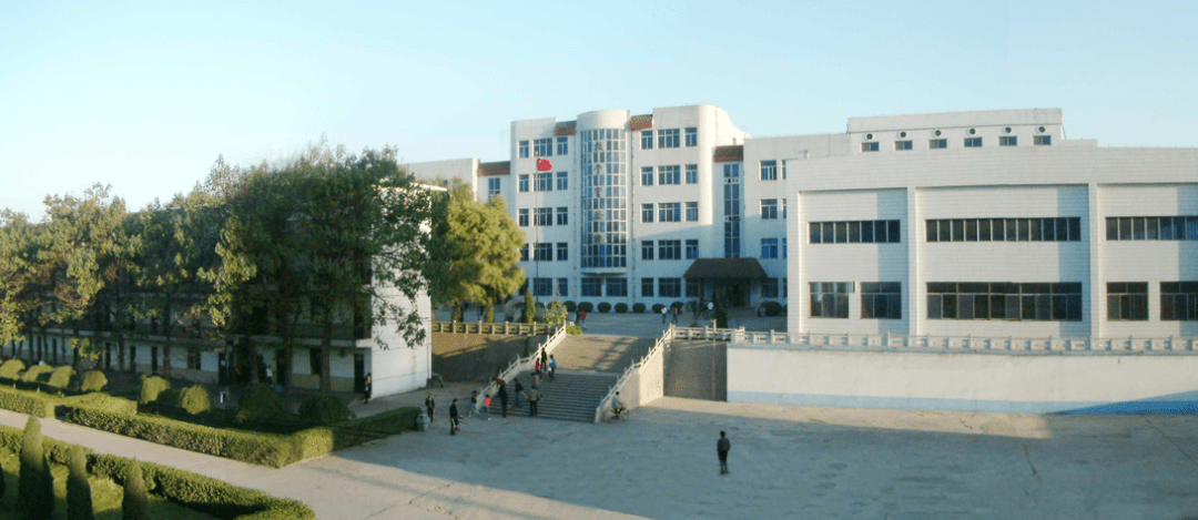 古城中学)是阳泉市郊区人民政府主办的全日制公办学校,是国家级依法治