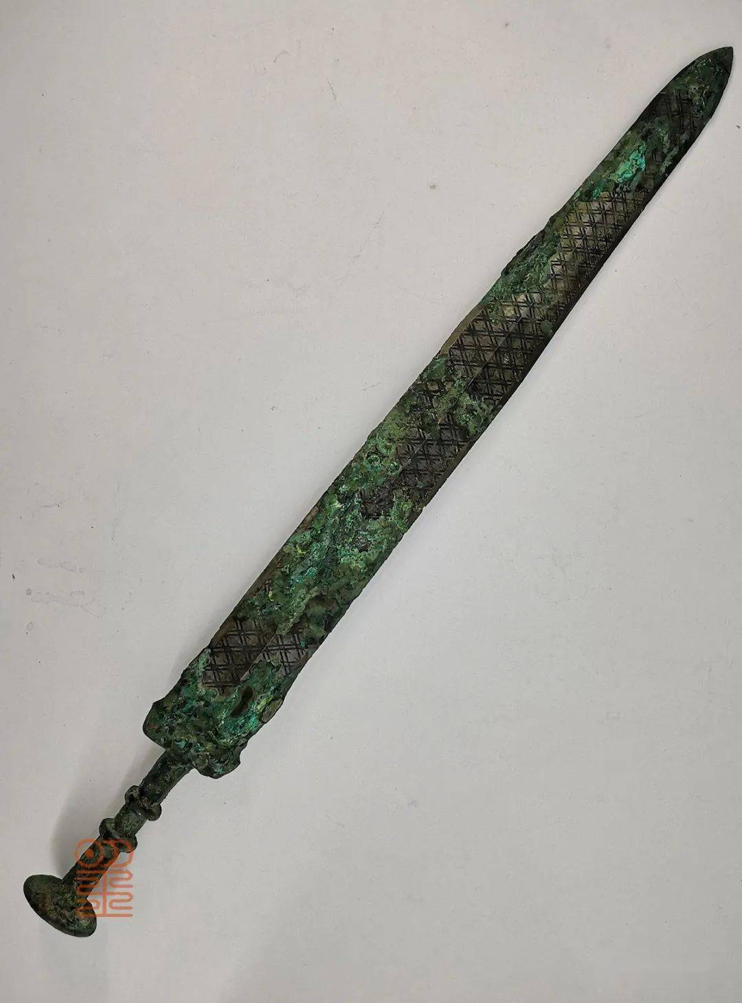 战国中期(越国风格) 青铜菱形暗格纹嵌松石箍圆茎剑△战国中期 青铜