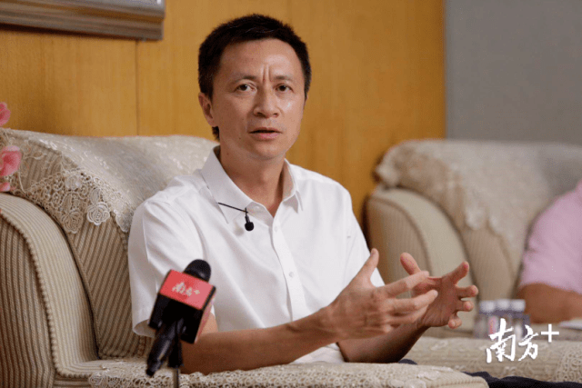 南山区区委副书记,区长黄湘岳接受采访.