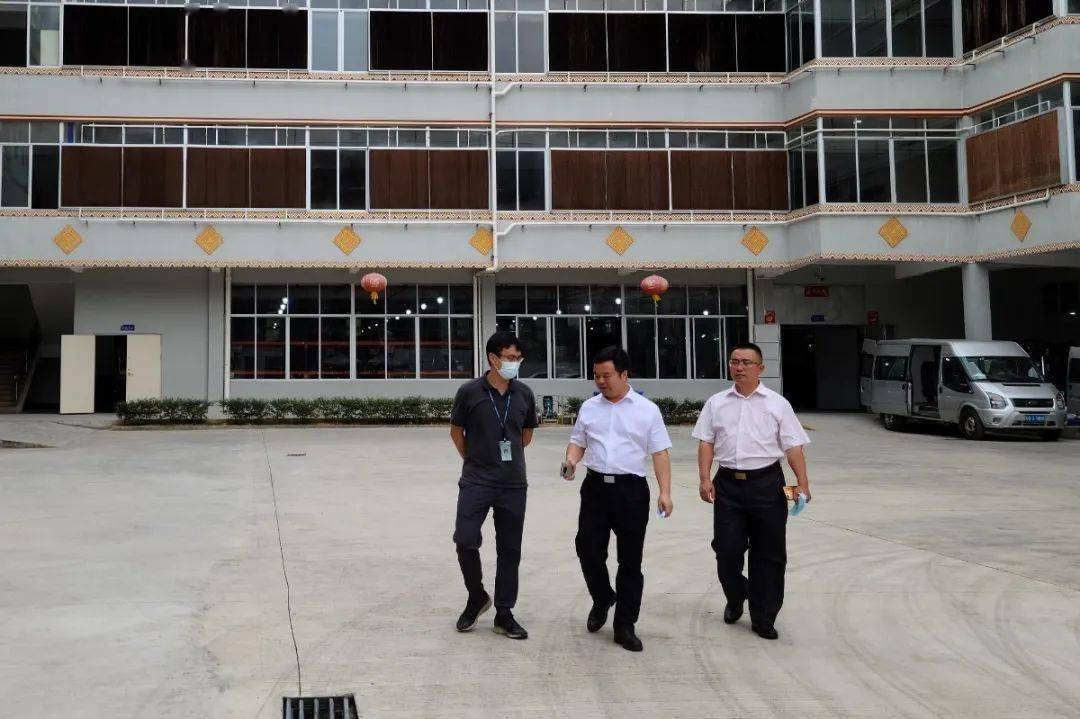 7月30日,县长唐金文到连南县荣芳鞋业有限公司开展安全生产,疫情防控