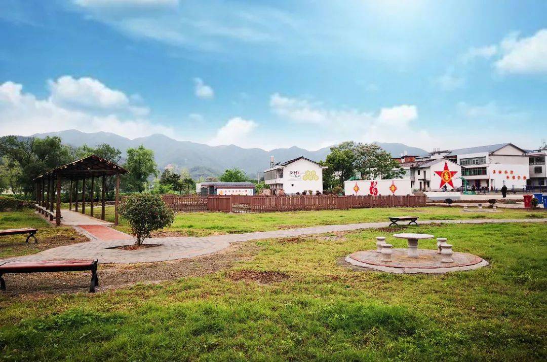 堑下村只是九堡镇在推进人居环境整治工作,建设美丽乡村的一个缩影.