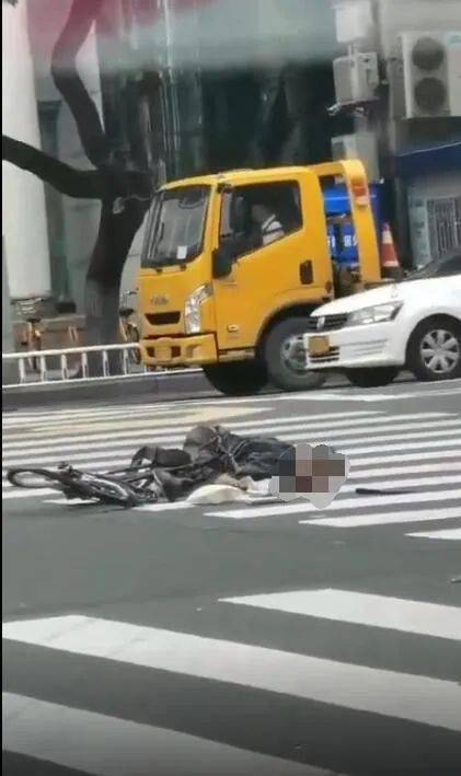 溧阳南大街一人遭搅拌车碾压不幸身亡