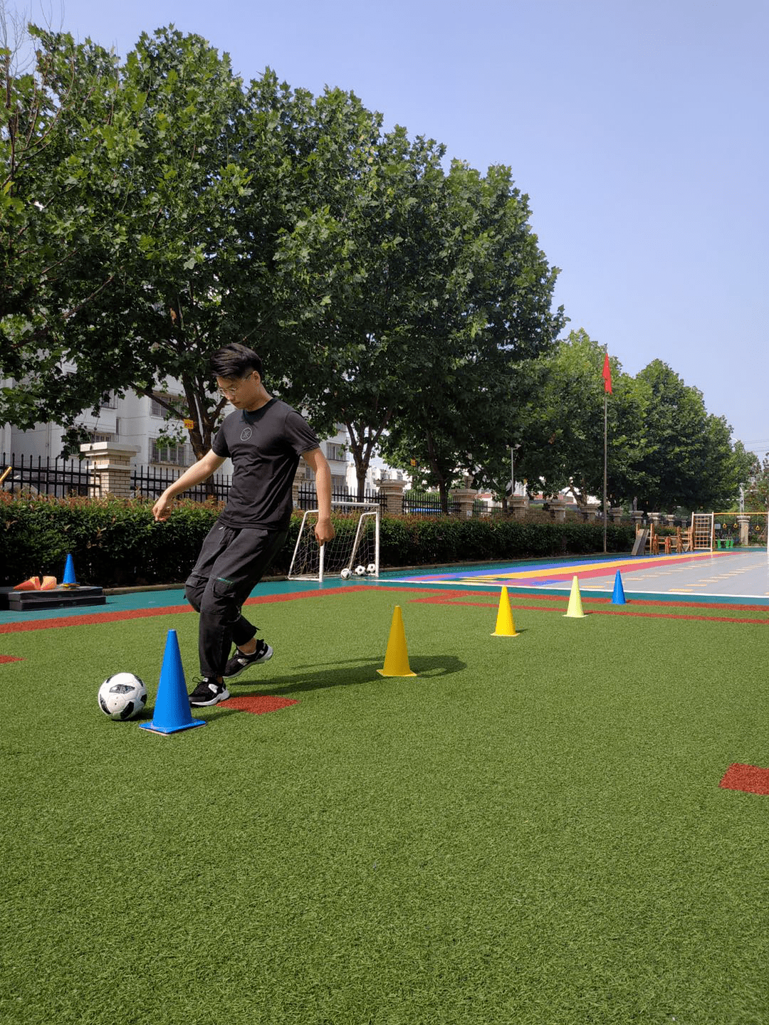 脚背正面运球,曲线运球,"s"线运球……老师们全部跃跃欲试,想要一展