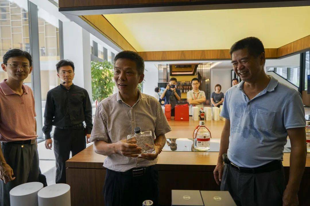 彭洪会长一行到广东明珠珍珠红酒业有限公司调研