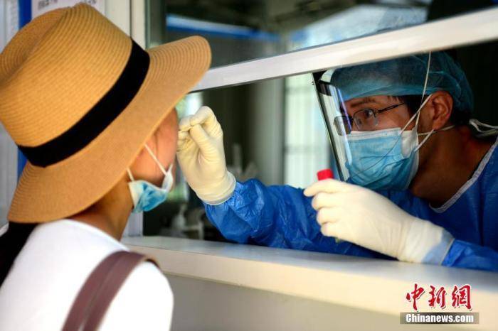 资料图:市民正在进行咽拭子采样.中新社记者 王东明 摄