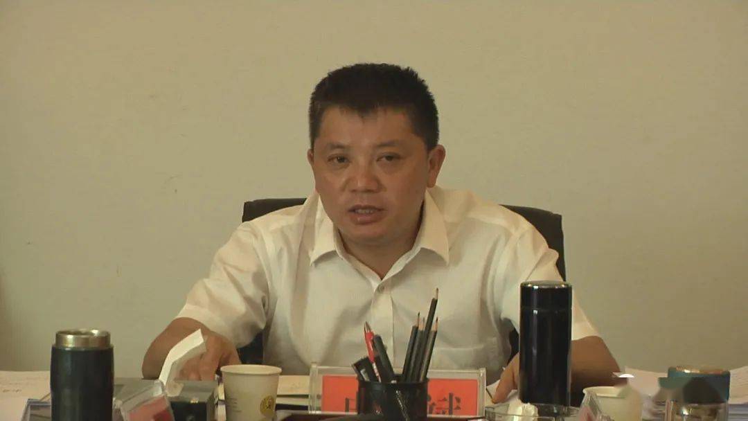 县委副书记,县长冉隆斌主持会议并讲话.