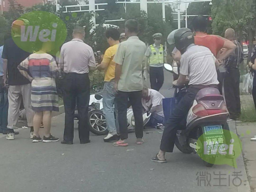 今天一大早8点左右,港中路疏导市场马路对面,两个上了岁数的老人骑