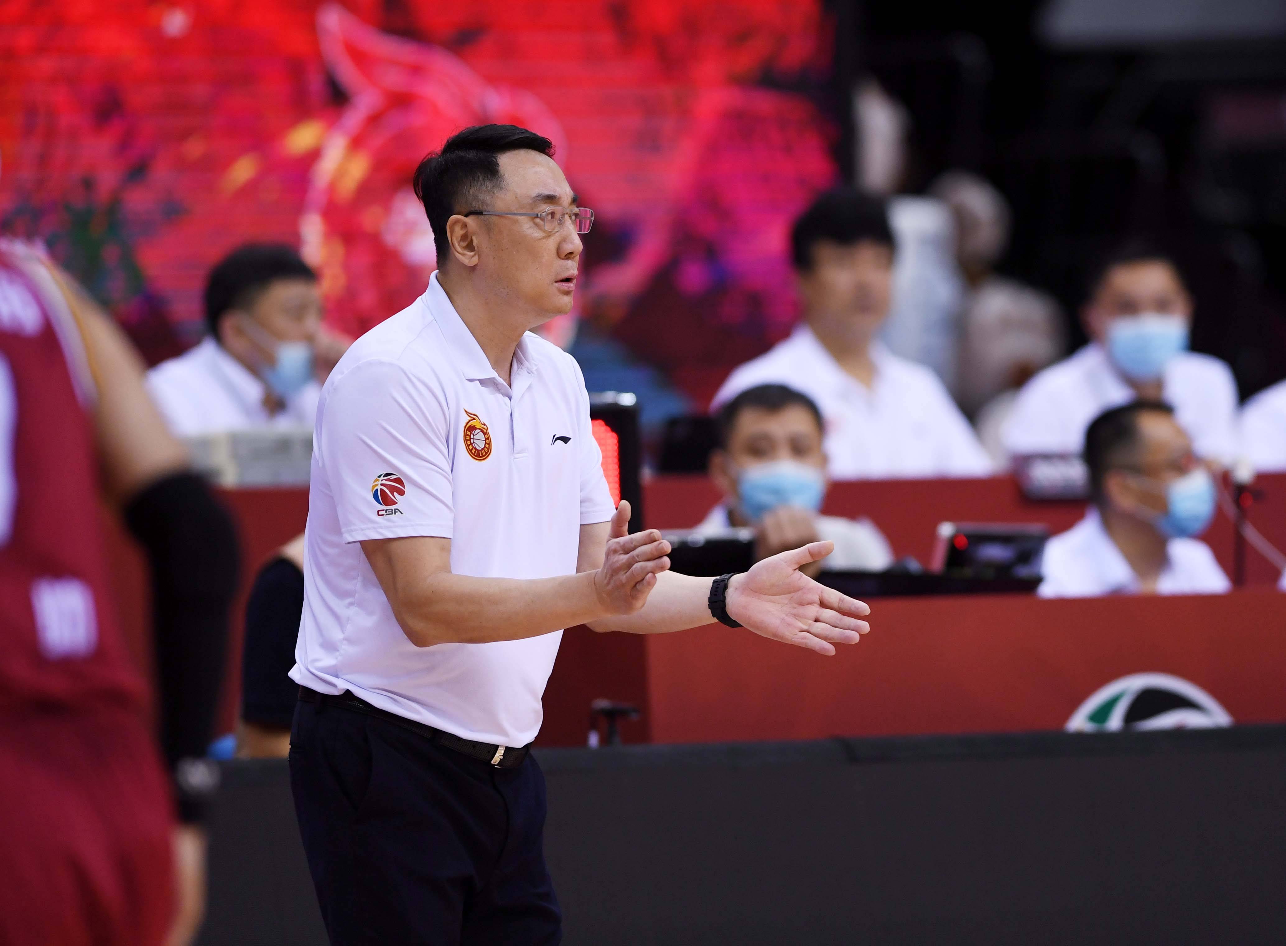 8月1日,浙江稠州银行队主教练刘维伟在场边观战.