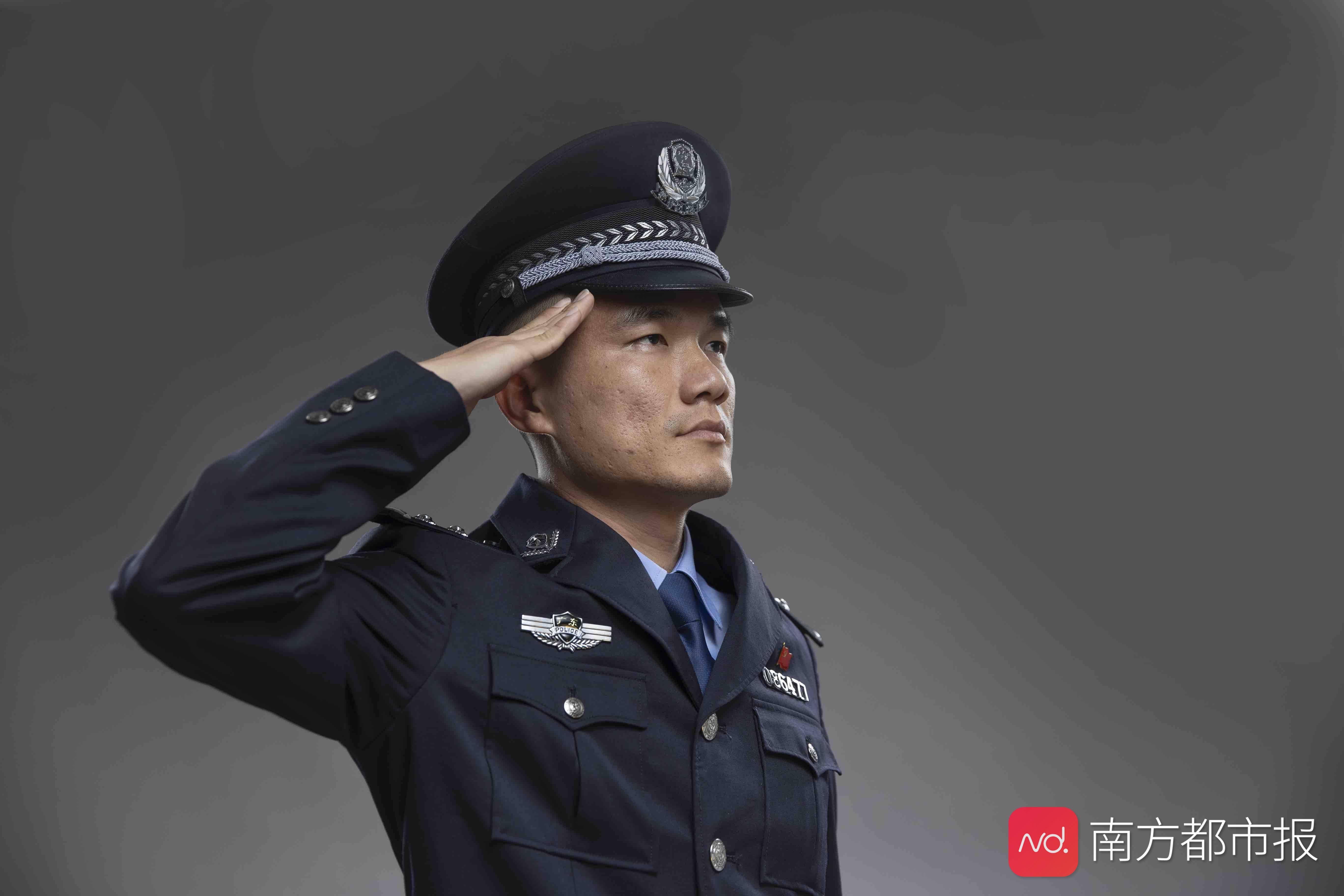 珠海军转民警梁忠南:"山竹"台风肆虐珠海,他带伤转移一家三口