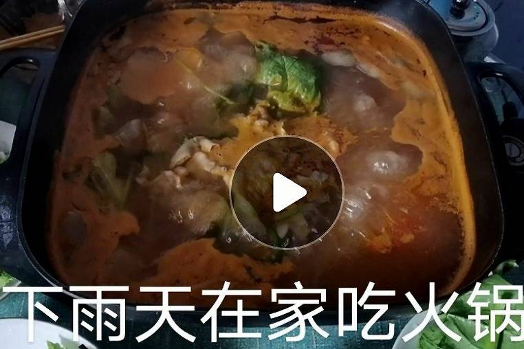 下雨天在家吃火锅看窗外麻雀啄食感觉就是爽