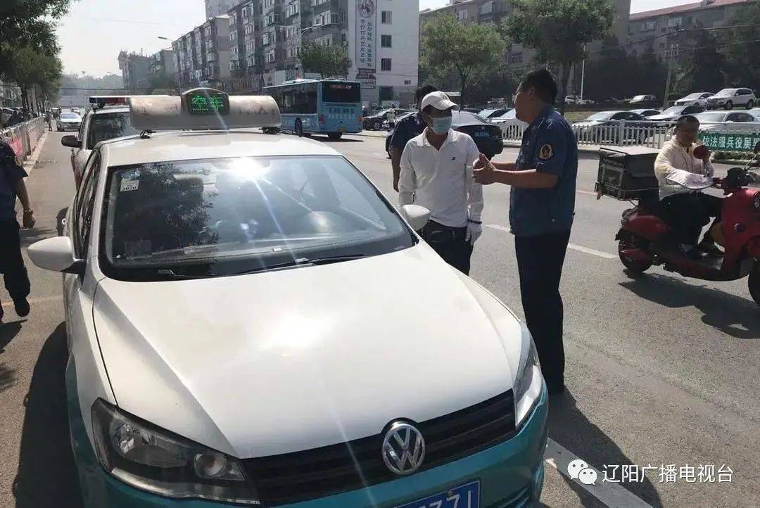 在提高窗口服务质量上下功夫对出租车和公交车从业人员进行文明礼仪