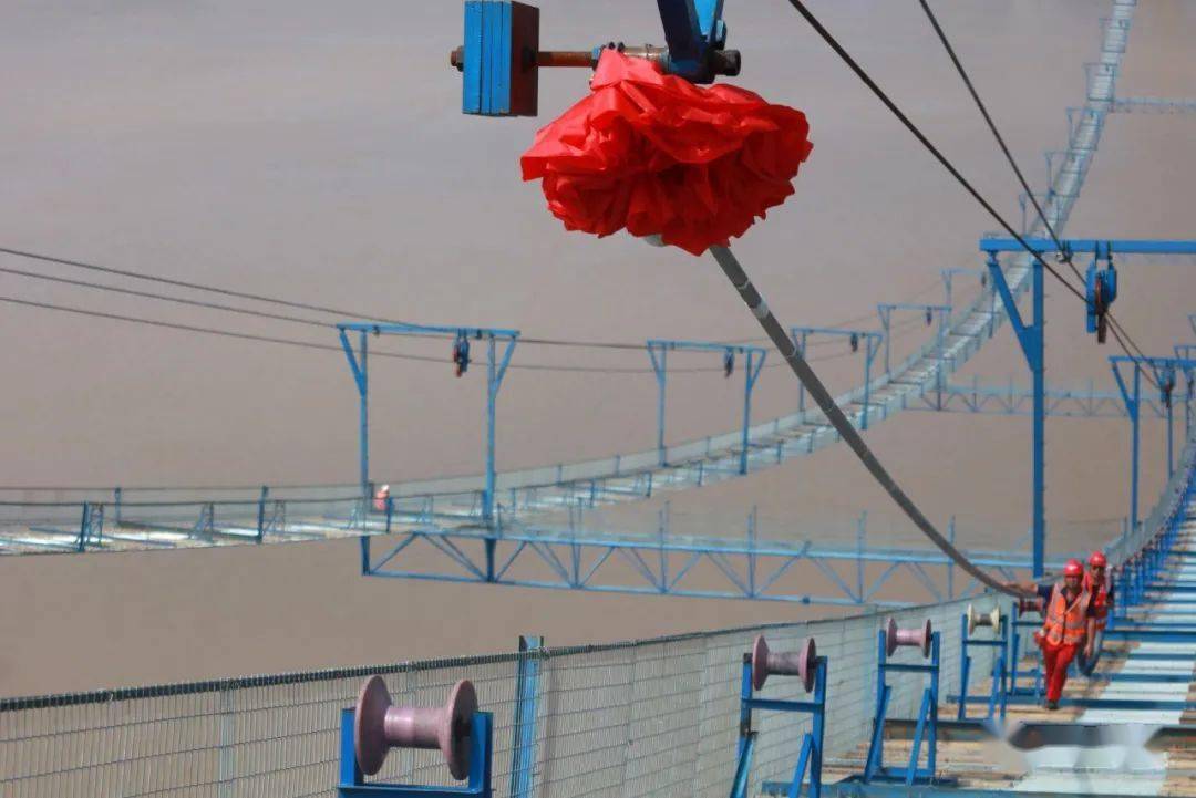 主缆架设完成后,还将进行主缆紧缆,索夹,吊索以及缆载吊机安装,预计于