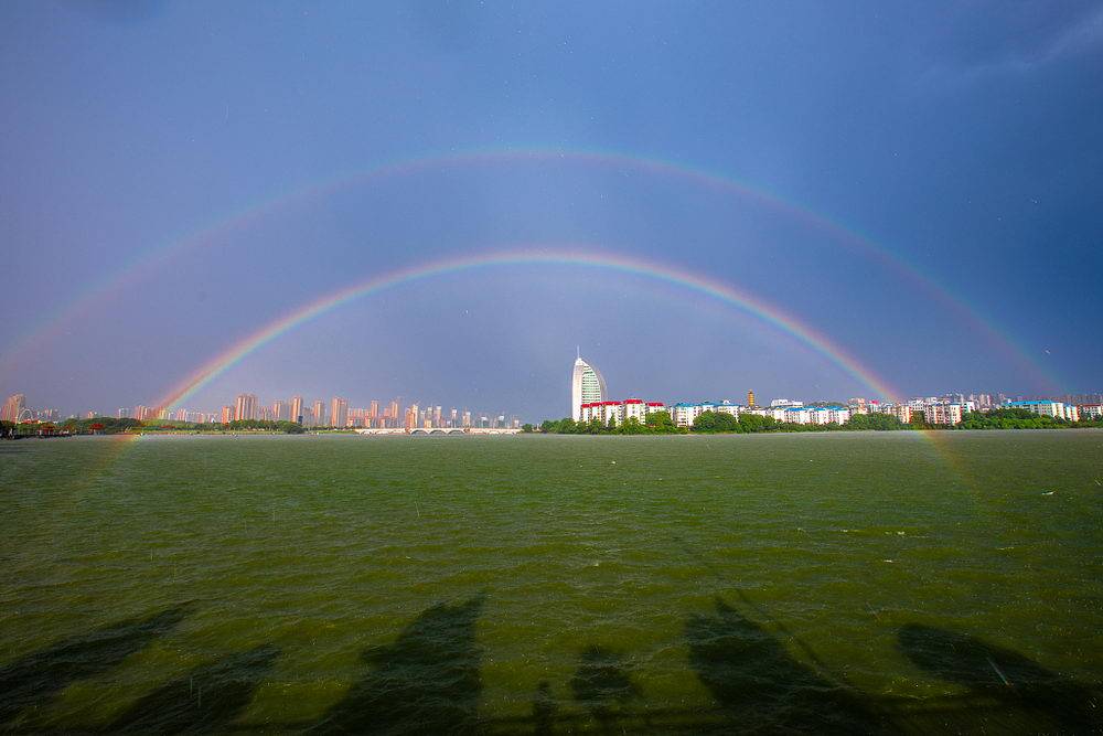 湖北鄂州上空出现双彩虹