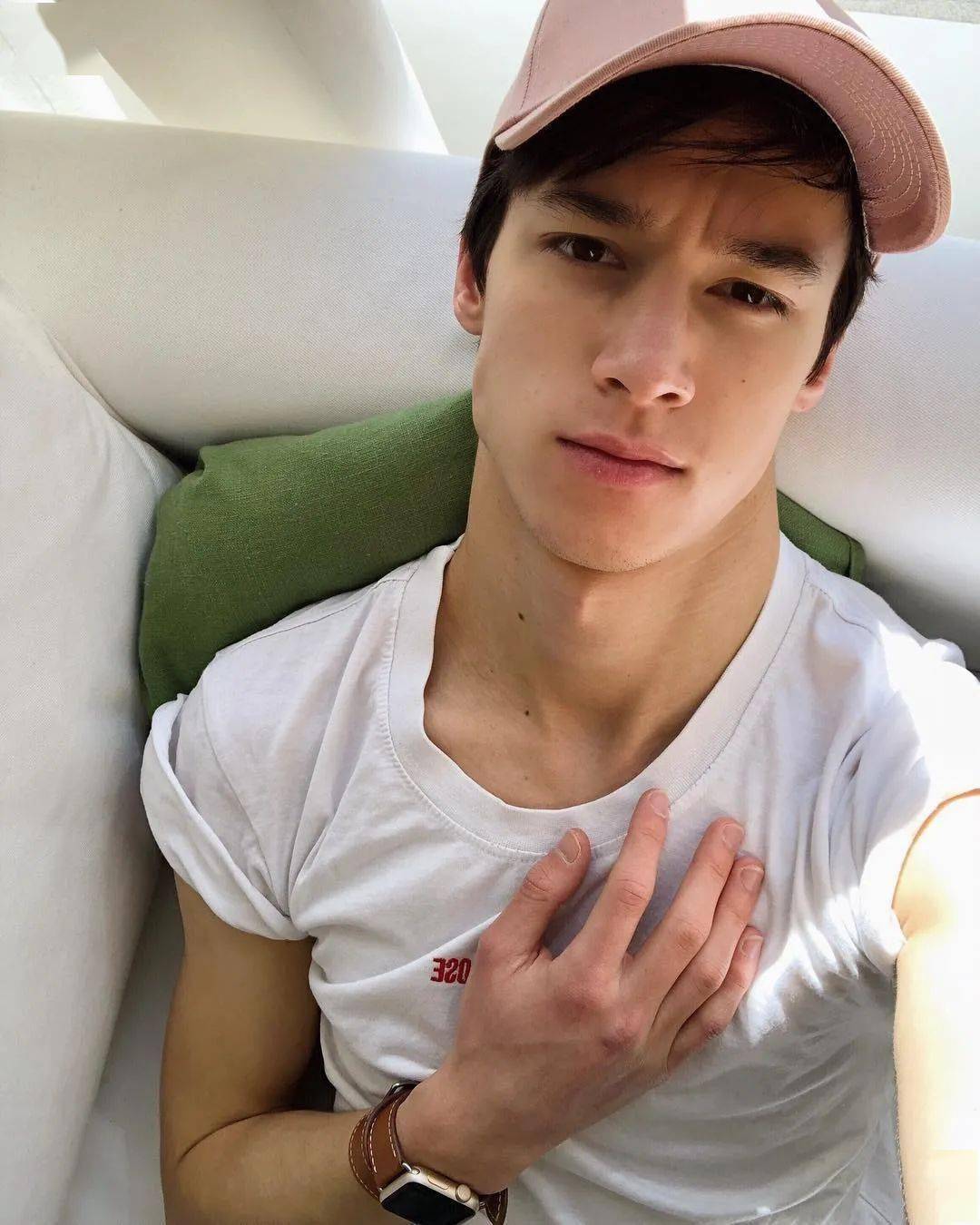 时尚圈又迎来热门亚裔男模新人了