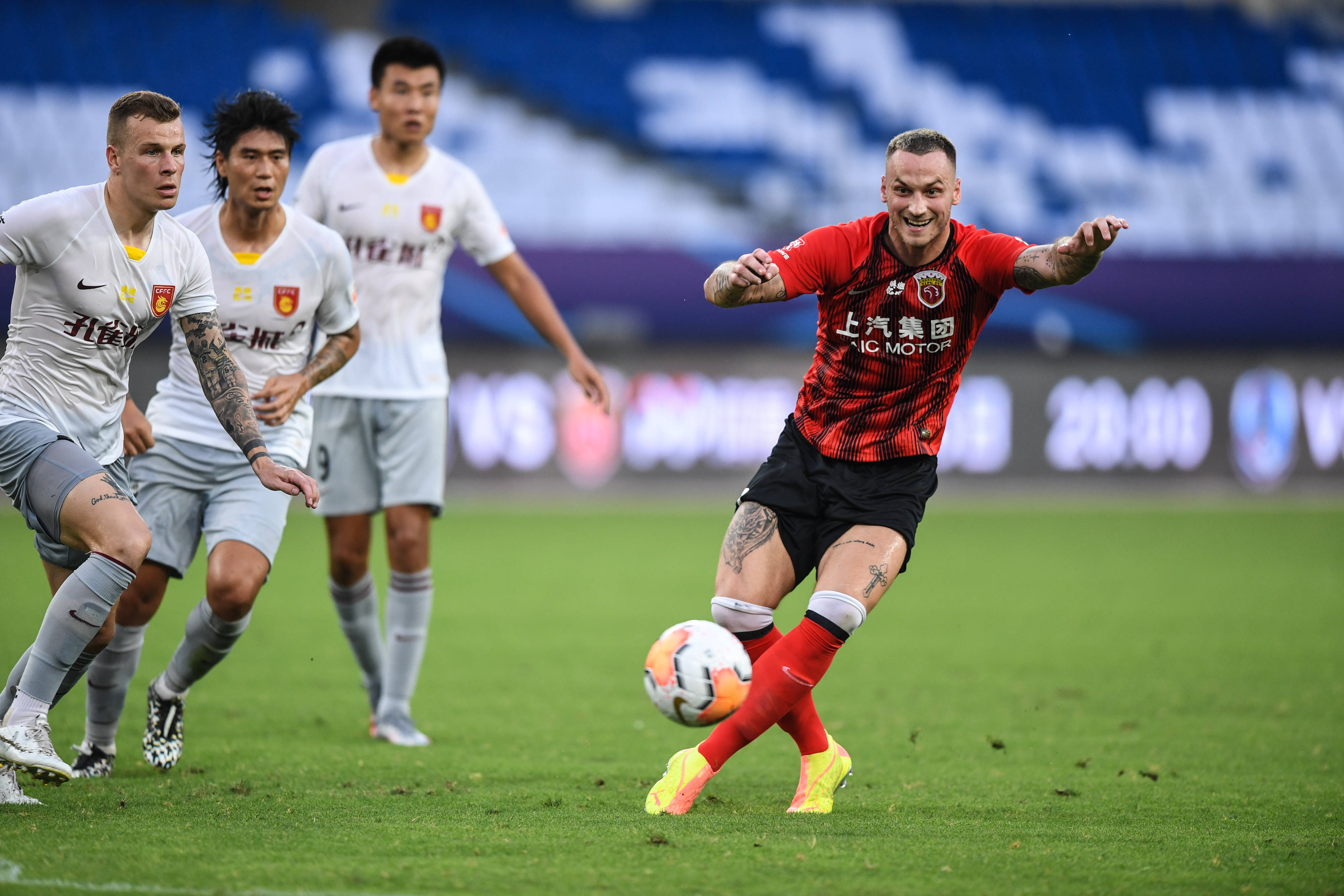 足球——中超:上海上港胜河北华夏幸福