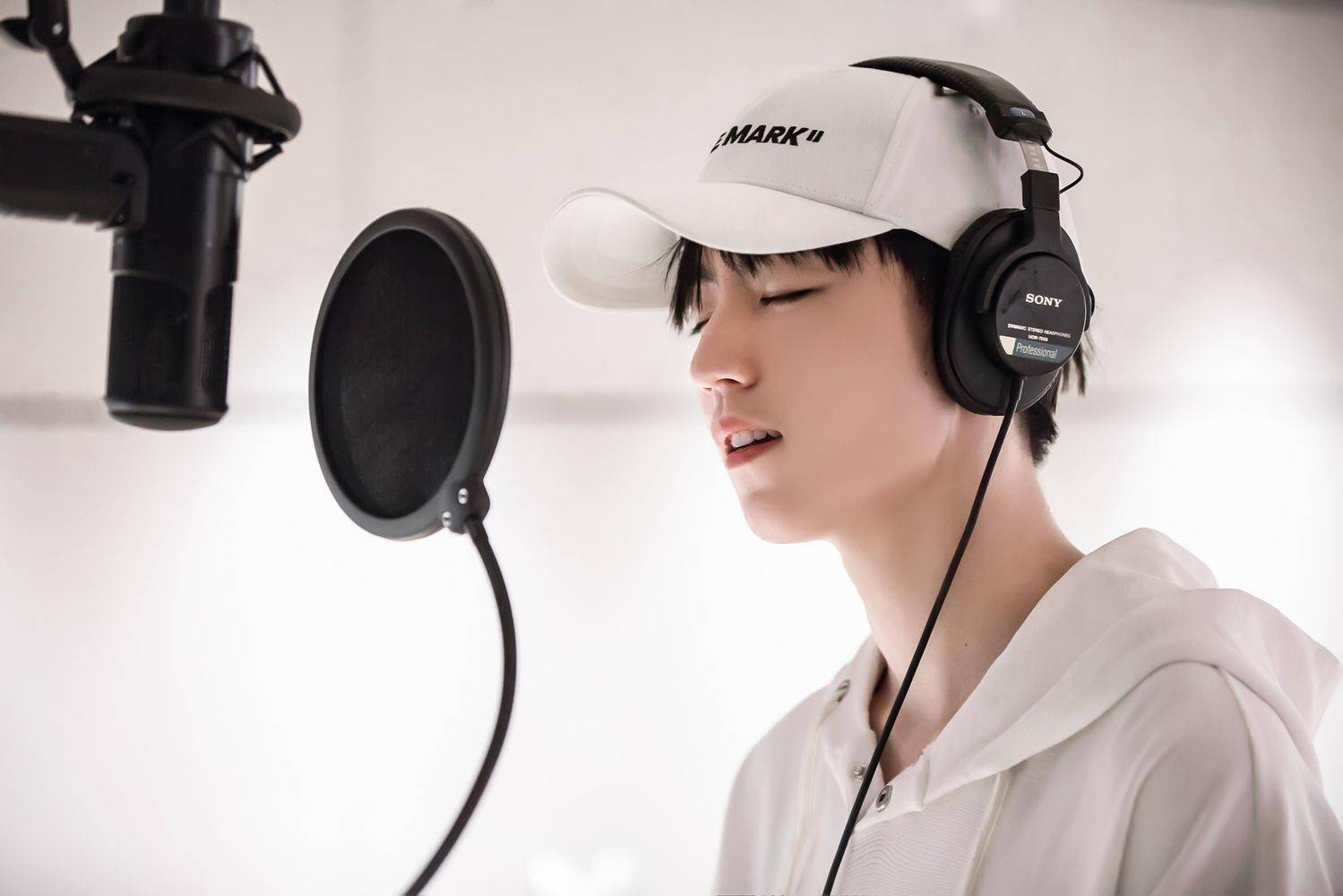 王俊凯录音棚出镜合集,是沉迷于唱歌的歌手凯呀