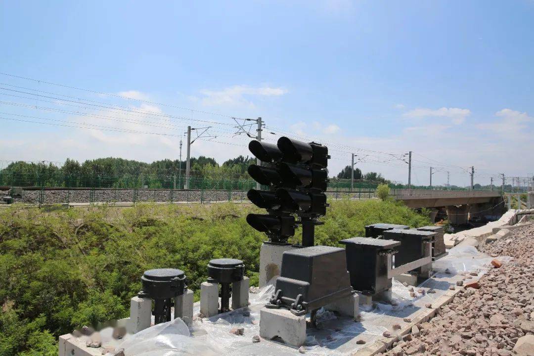 四方向盒,进站信号机// 摄影于莉,姜雁群▲信号机械室// 摄影于莉