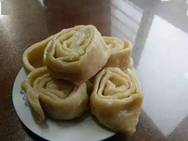 鹿泉特色风味小吃,半烫面和面,口感特别的筋道,薄薄的面皮如纸,层次