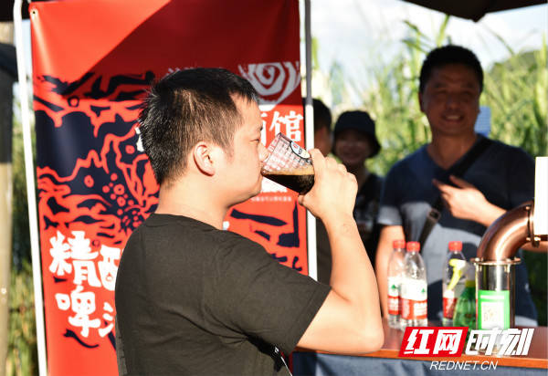 在首届精酿啤酒集市现场,参加活动的精酿啤酒爱好者品尝啤酒.