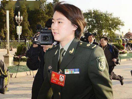 14岁就进入解放军海军游泳队训练,师从著名教练叶瑾少将,凭借着天赋和