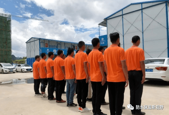 中油佳汇工程公司总监周争光认真组织项目管理人员开展队列训练,强化