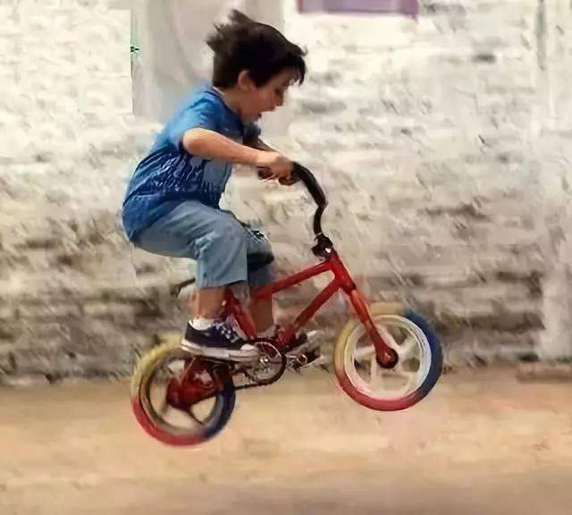 骑自行车的孩子多少会有些与众不同