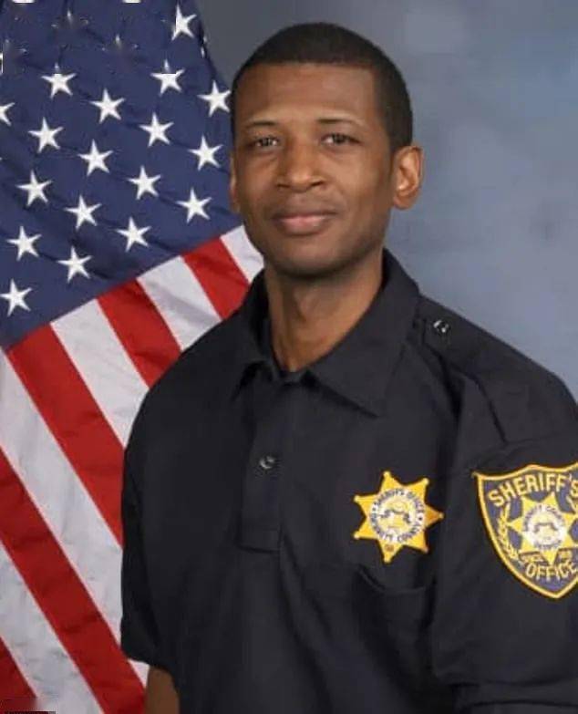 三名囚犯危急时刻,救了濒死狱警_hobbs