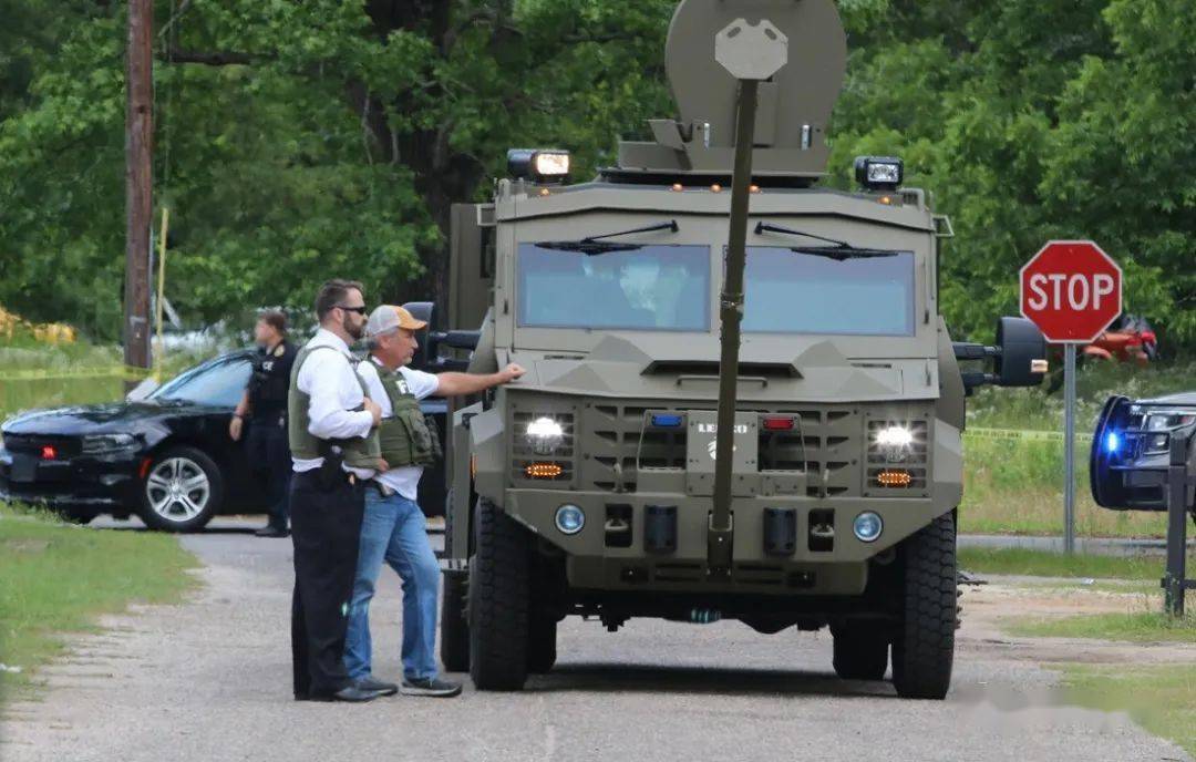 现场联邦调查局特警fbiswat击毙谋杀案嫌犯