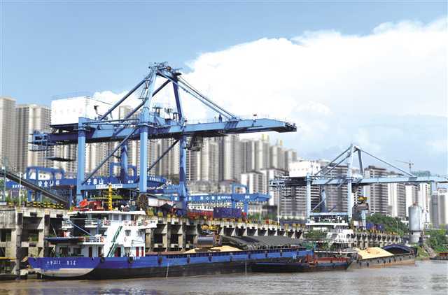 8月2日,万州港江南集装箱码头,龙门吊正在转运进口的粮食.