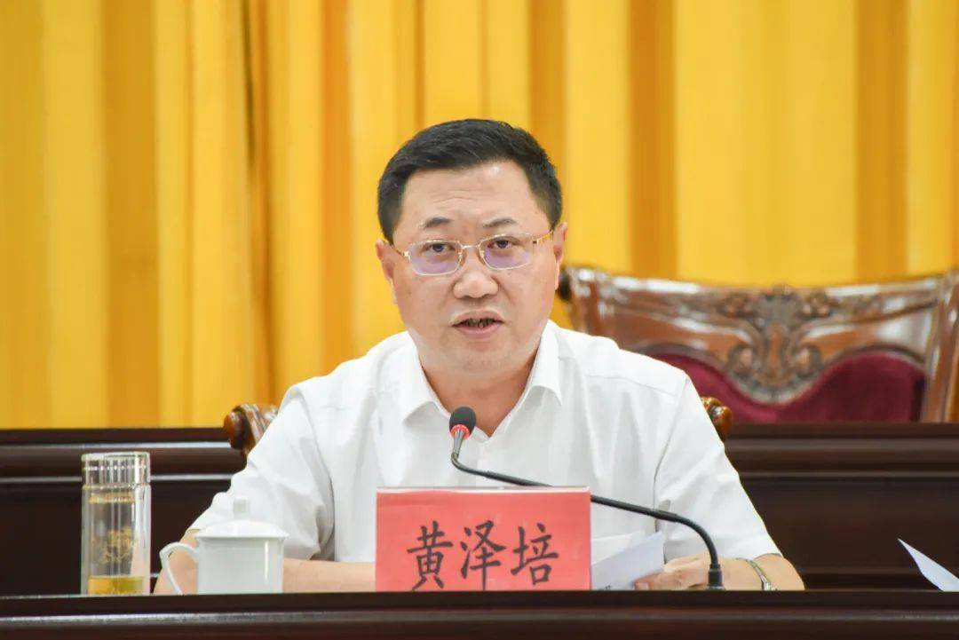坦洲镇党委书记黄泽培表示:坦洲镇领导班子全体成员,镇属机关,事业